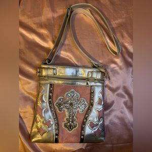 Selling this purse I don’t wear it